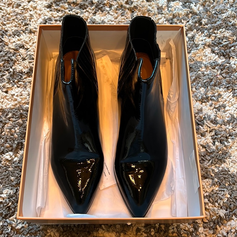 Skylar Pointy Toe Bootie
HALOGEN® size 7 (used once). Vinyl leather.